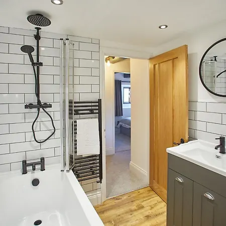 Host & - The Coach House * Γουίτμπι