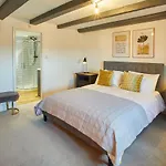 بيت للعطل Host & - The Coach House *